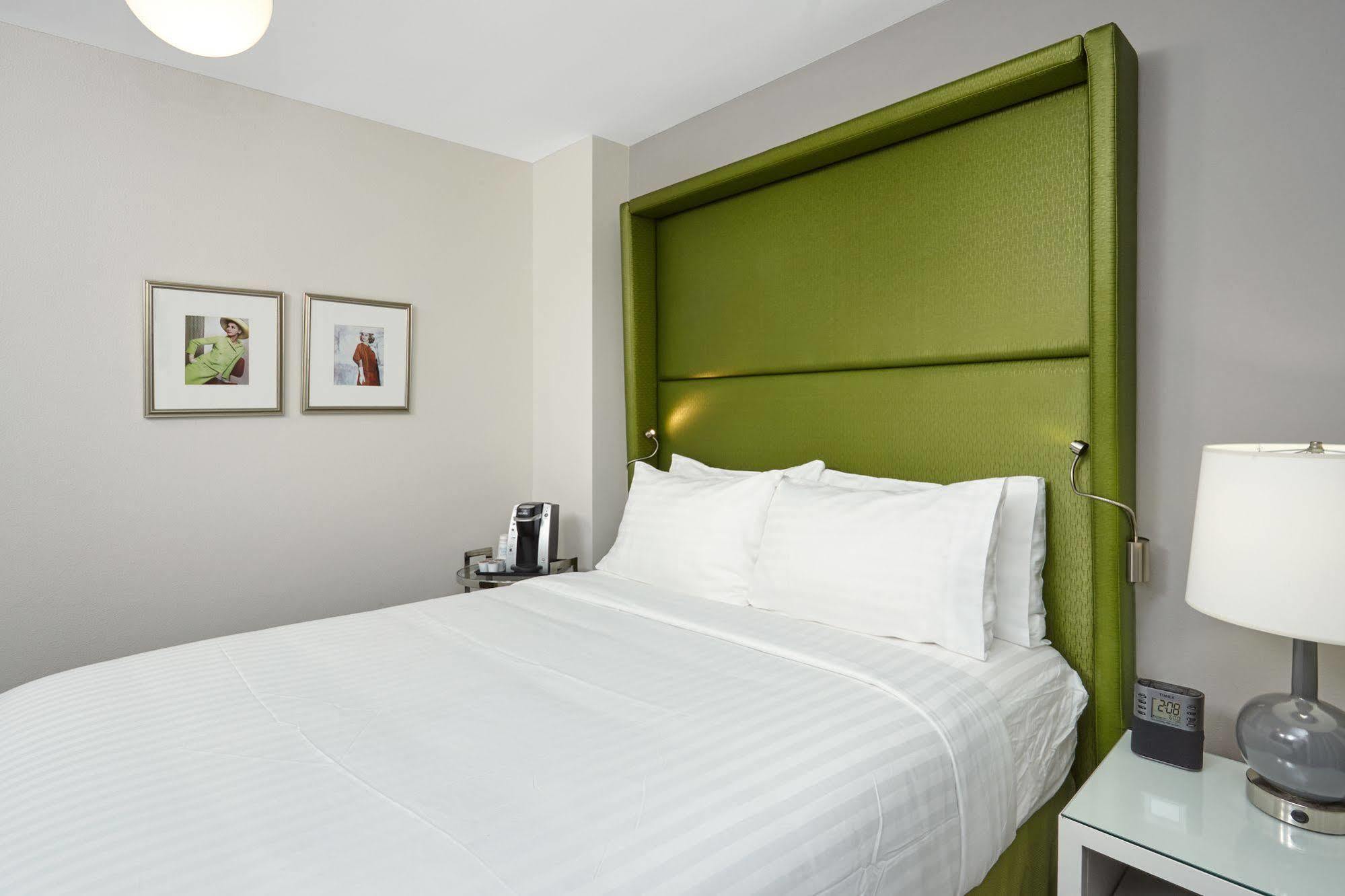 Holiday Inn Express Chicago - Magnificent Mile By Ihg Exterior photo