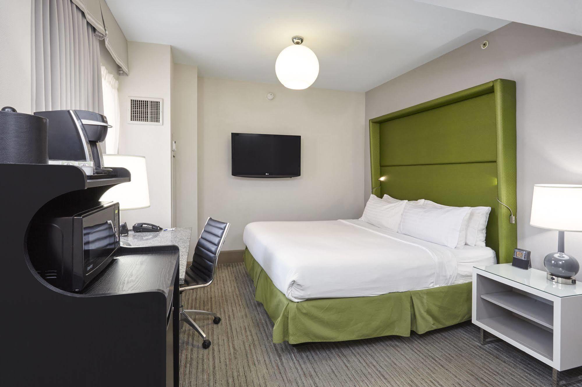 Holiday Inn Express Chicago - Magnificent Mile By Ihg Exterior photo