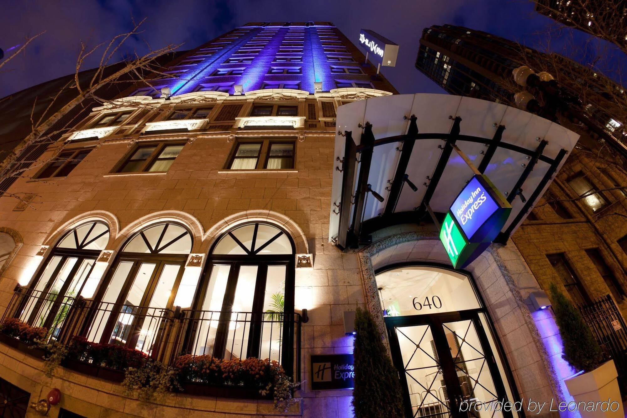 Holiday Inn Express Chicago - Magnificent Mile By Ihg Exterior photo