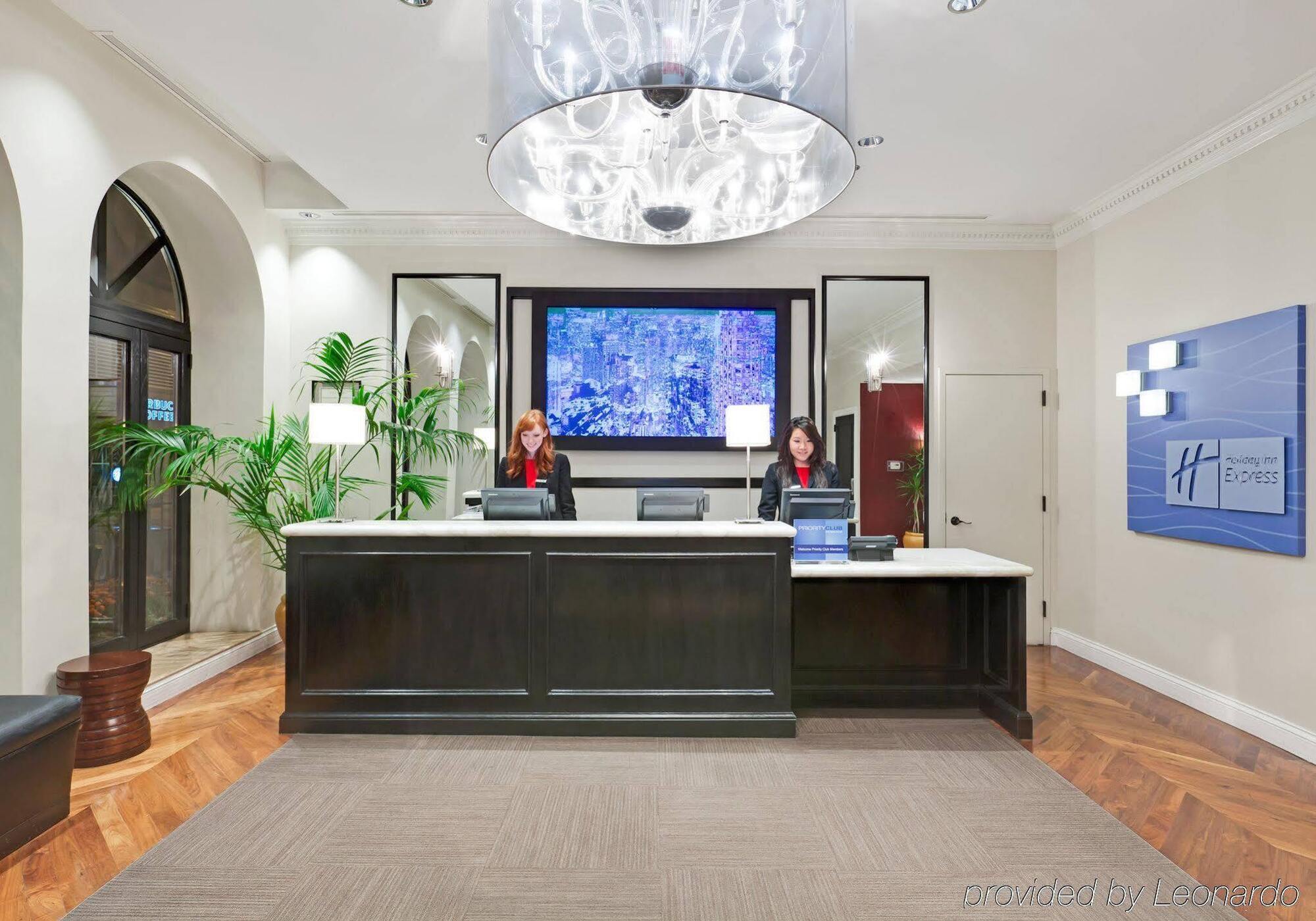 Holiday Inn Express Chicago - Magnificent Mile By Ihg Exterior photo